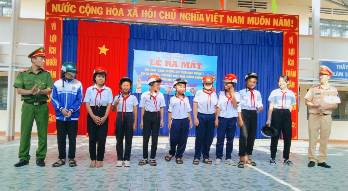 Trao tặng mũ bảo hiểm cho các em học sinh