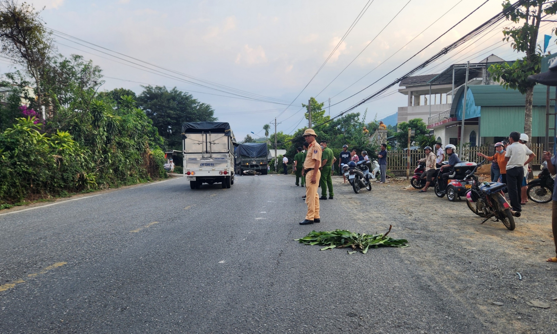 Bảo Lộc: Va chạm giữa xe đầu kéo và xe máy, 2 mẹ con thương vong