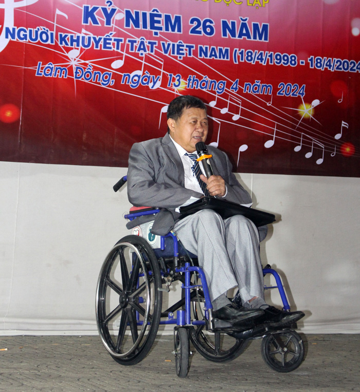 Ông Trần Mạnh Thu - Chủ tịch Hội Người Khuyết tật Lâm Đồng đã bày tỏ lòng biết ơn với những tấm lòng hảo tâm quyên góp cho đêm diễn