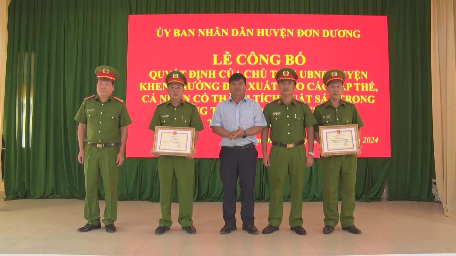 UBND huyện Đơn Dương trao giấy khen cho Công an huyện