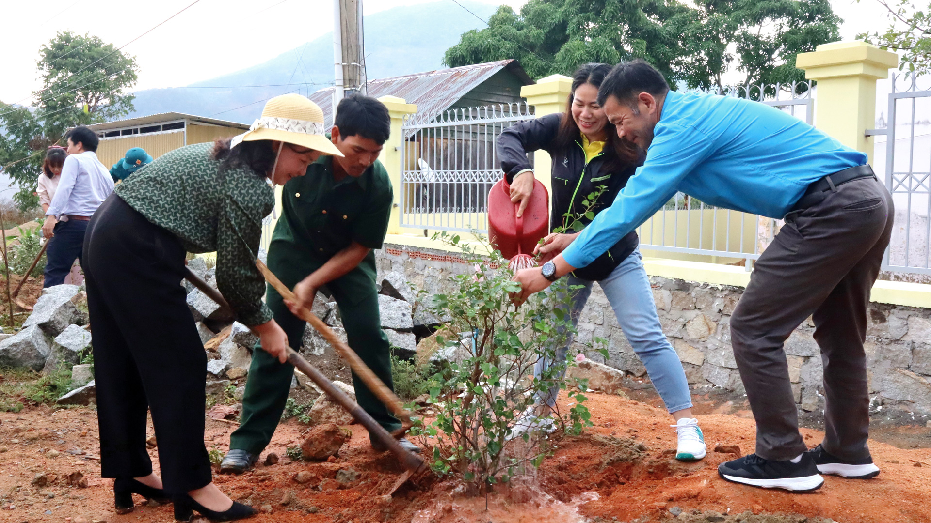 Trồng cây xanh trong lễ ra quân đợt công tác dân vận 
tập trung tại xã Đạ Long, huyện Đam Rông