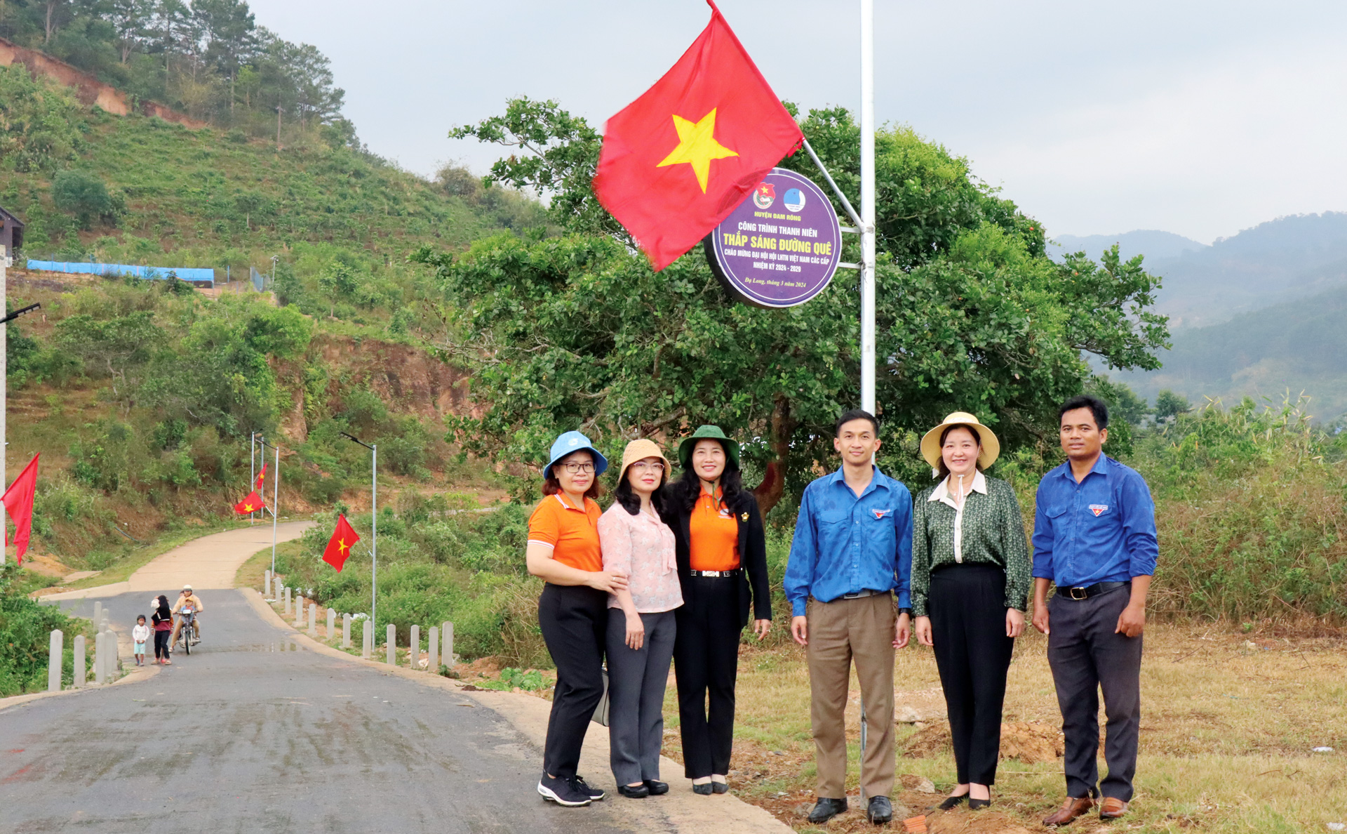 Tỉnh Đoàn trao tặng công trình Thắp sáng đường quê 
cho xã Đạ Long, huyện Đam Rông