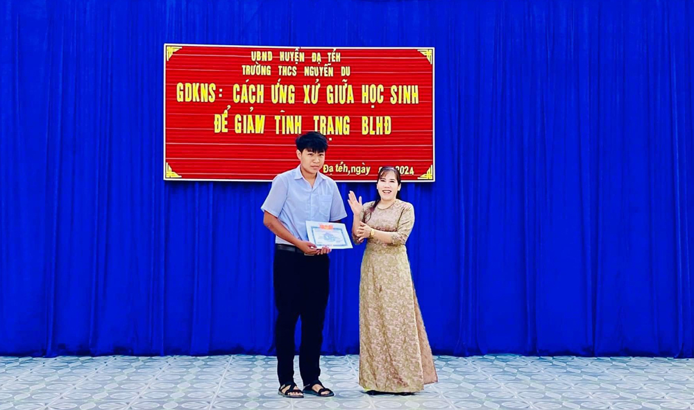 Trường THCS Nguyễn Du tổ chức khen thưởng và tuyên dương tinh thần nhặt được của rơi trả người đánh mất của em Nguyên