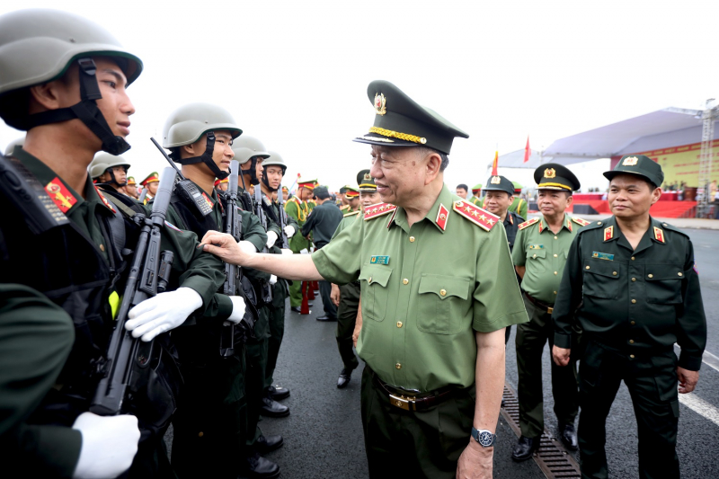 Bộ trưởng Tô Lâm động viên CBCS lực lượng Cảnh sát cơ động tích cực luyện tập, phục vụ hiệu quả lễ diễu binh, diễu hành, góp phần vào thành công của các hoạt động kỷ niệm 70 năm Chiến thắng Điện Biên Phủ