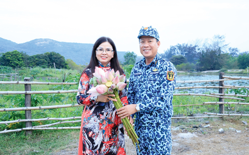 Hoa sen là một trong những sản phẩm từ “ngũ hồ” (5 hồ) của đơn vị được Thượng tá Nguyễn Ngọc Dương - Bí thư Đảng ủy, Chính ủy Trung đoàn tặng đại diện chị em trong Đoàn công tác của Hiệp hội Doanh nghiệp tỉnh Lâm Đồng tháng 3 vừa qua.