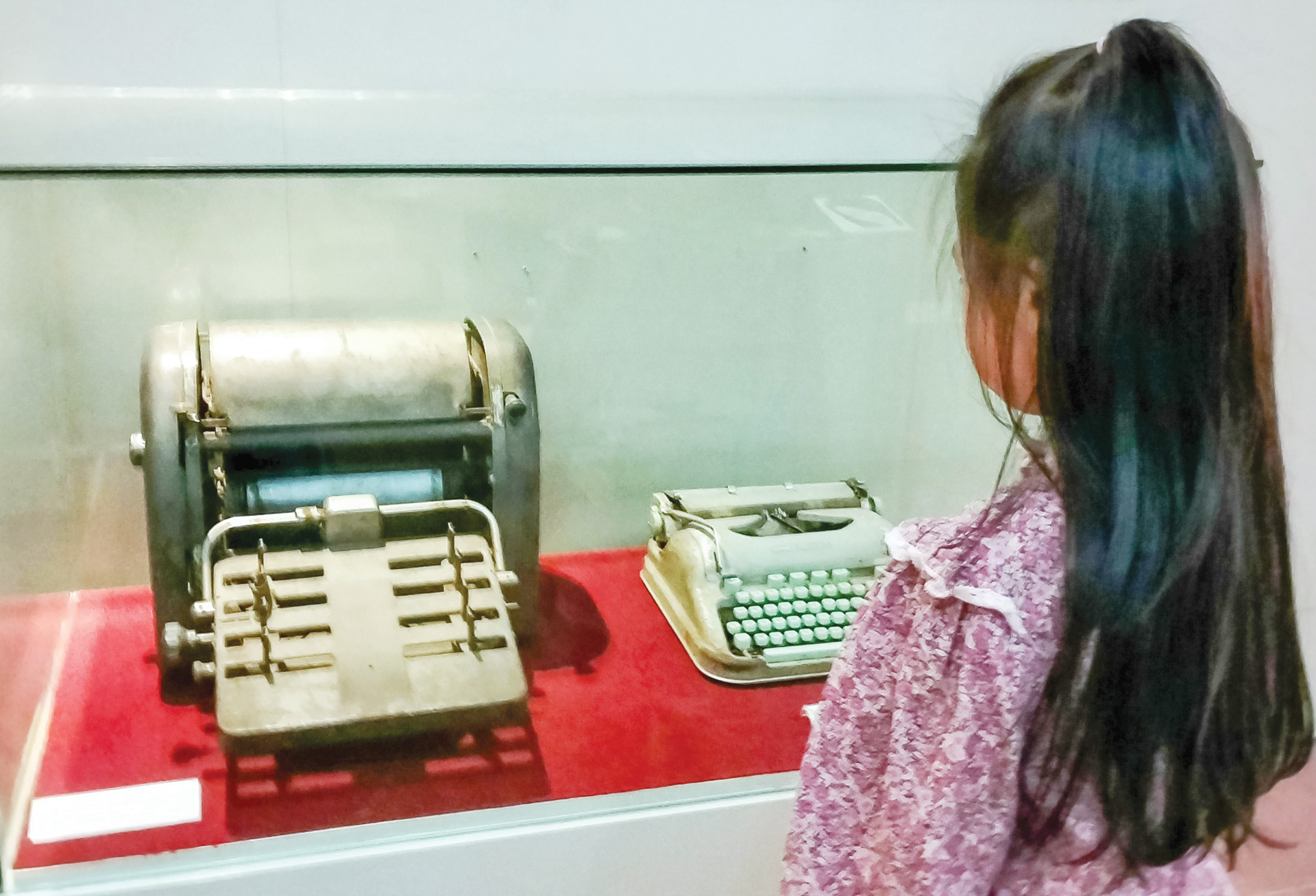Học sinh Trường Tiểu học Đoàn Kết bên chiếc máy đánh chữ sử dụng để in truyền đơn chuẩn bị cho Ngày Giải phóng Đà Lạt đang được lưu giữ tại Bảo tàng Lâm Đồng