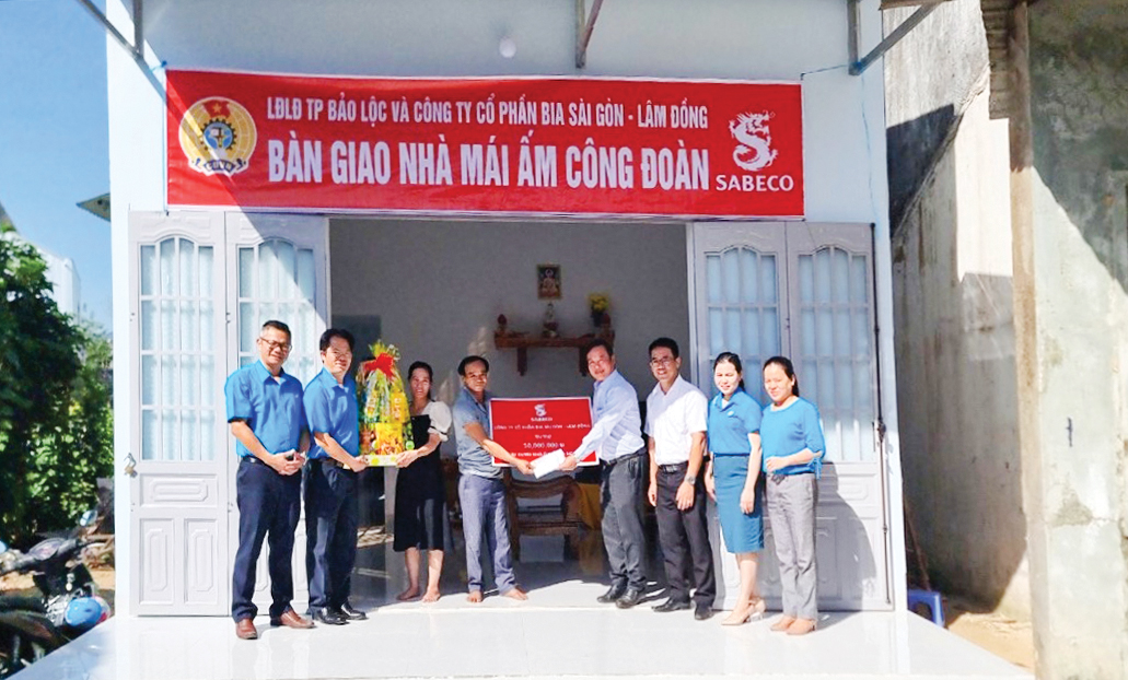 LĐLĐ TP Bảo Lộc trao hỗ trợ xây Mái ấm công đoàn cho gia đình anh Trần Khánh Hoàng, công nhân vệ sinh Công ty CP Công trình Đô thị Bảo Lộc
