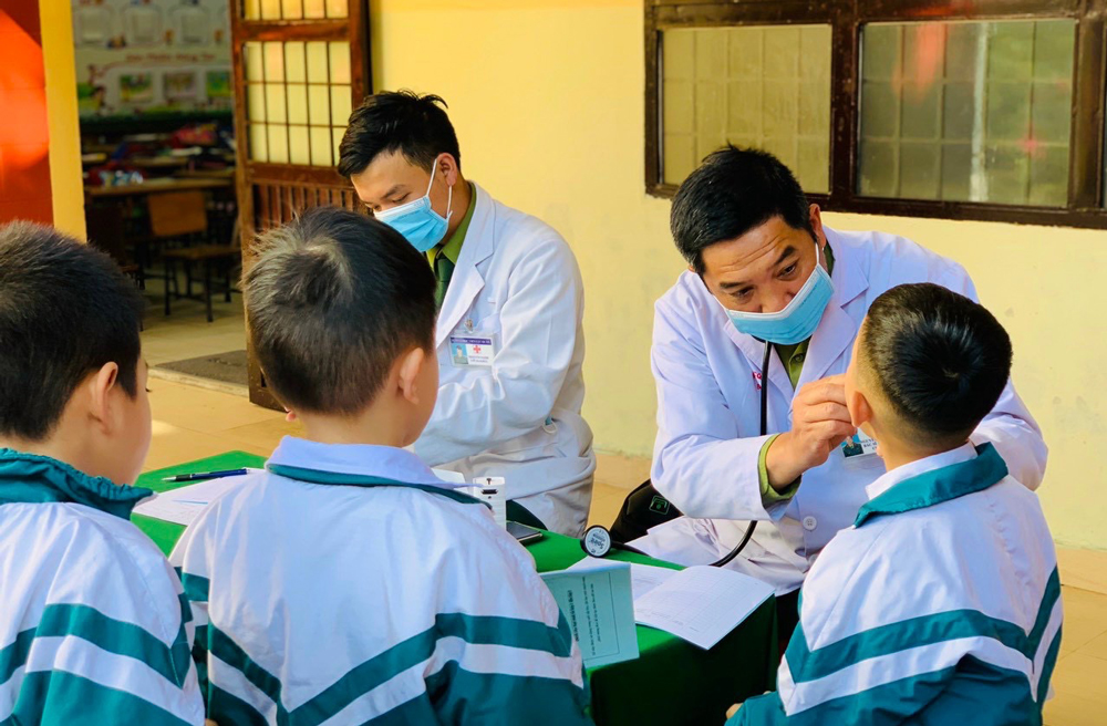 Lực lượng quân y khám sức khỏe, chăm sóc răng miệng miễn phí cho học sinh tiểu học tại TP Đà Lạt năm 2024