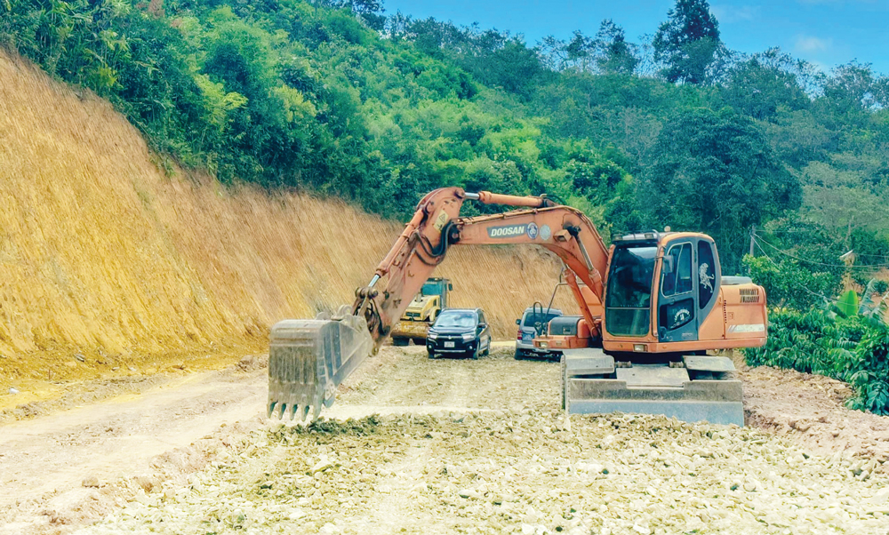 Nhiều tuyến đường giao thông khu vực đồng bào DTTS được đầu tư. Ảnh: L.Hoa