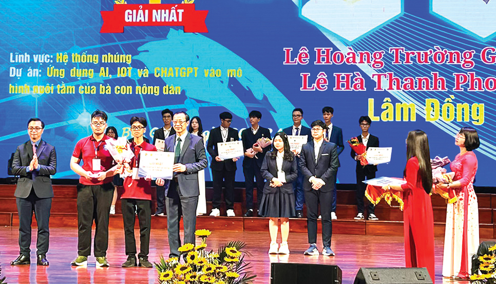 Thứ trưởng Bộ Giáo dục và Đào tạo Phạm Ngọc Thưởng trao giải Nhất cho Lê Hà Thanh Phong và Lê Hoàng Trường Giang
