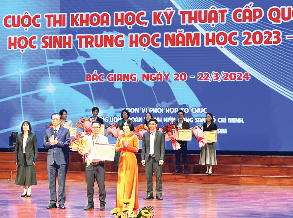 Công đoàn Giáo dục Việt Nam tặng bằng khen cho giáo viên hướng dẫn Phan Hữu Sỹ
