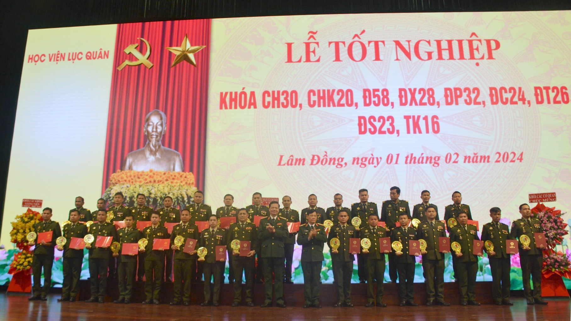 Trao bằng thạc sĩ quân sự cho học viên khóa 20 Quân đội Hoàng gia Campuchia vào tháng 1/2024