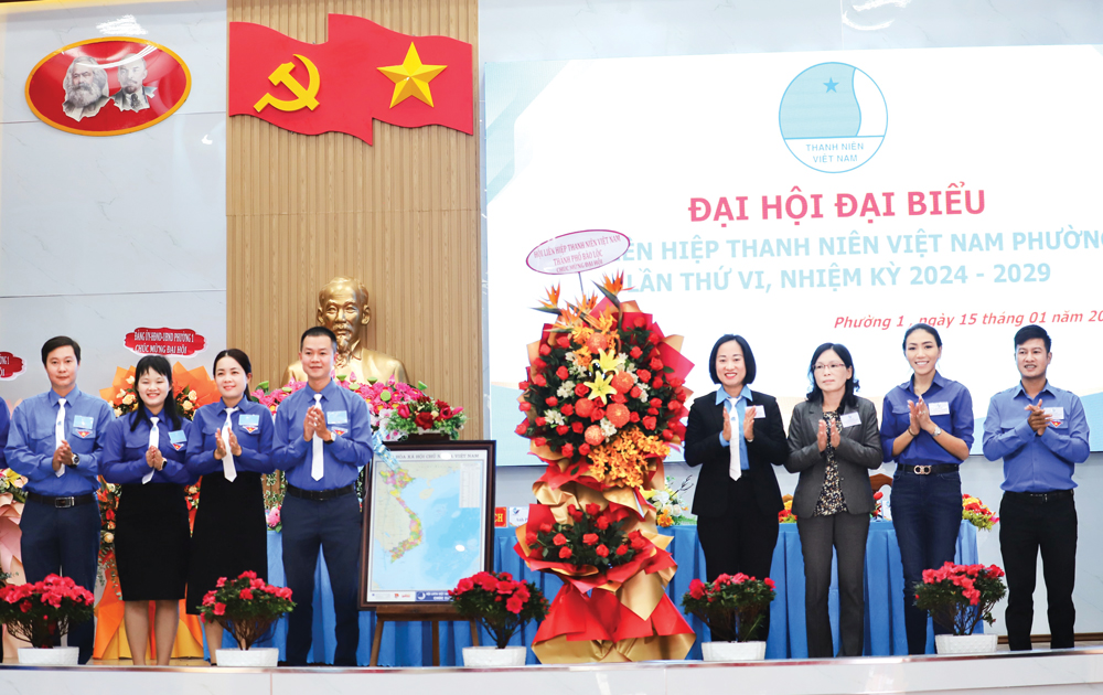 Hội LHTN Việt Nam TP Bảo Lộc tặng hoa chúc mừng Đại hội Hội LHTN Việt Nam Phường 1, nhiệm kỳ 2024-2029