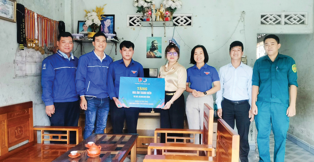 Hội LHTN Việt Nam TP Bảo Lộc trao mái ấm cho gia đình thanh niên khó khăn