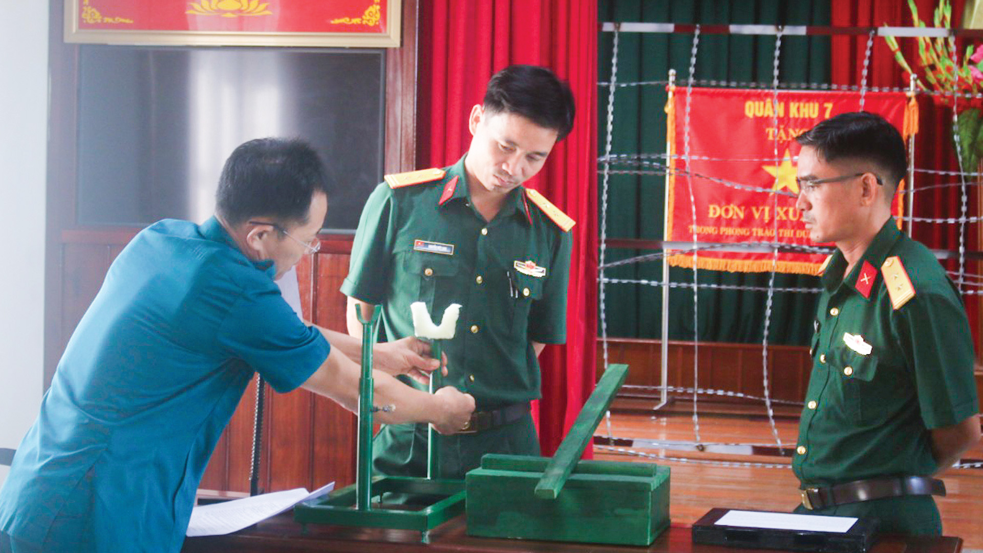 Trong mọi nhiệm vụ, Trung tá Nguyễn Việt Anh (giữa) đều hoàn thành tốt
với tinh thần trách nhiệm cao