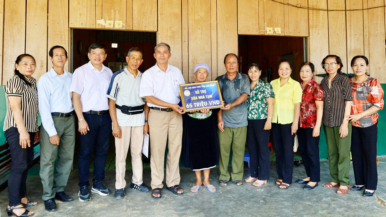 Hội Cựu giáo chức tỉnh Lâm Đồng trao kinh phí hỗ trợ xóa nhà tạm cho hội viên Triệu Thị Sinh