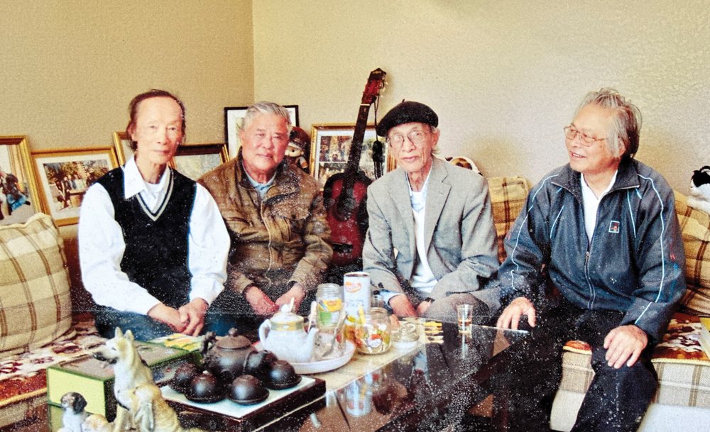 4 người bạn già (từ trái sang): Nguyễn Mộng Sinh, Trần Sĩ Thứ, Đinh Lân, Phạm Vĩnh
