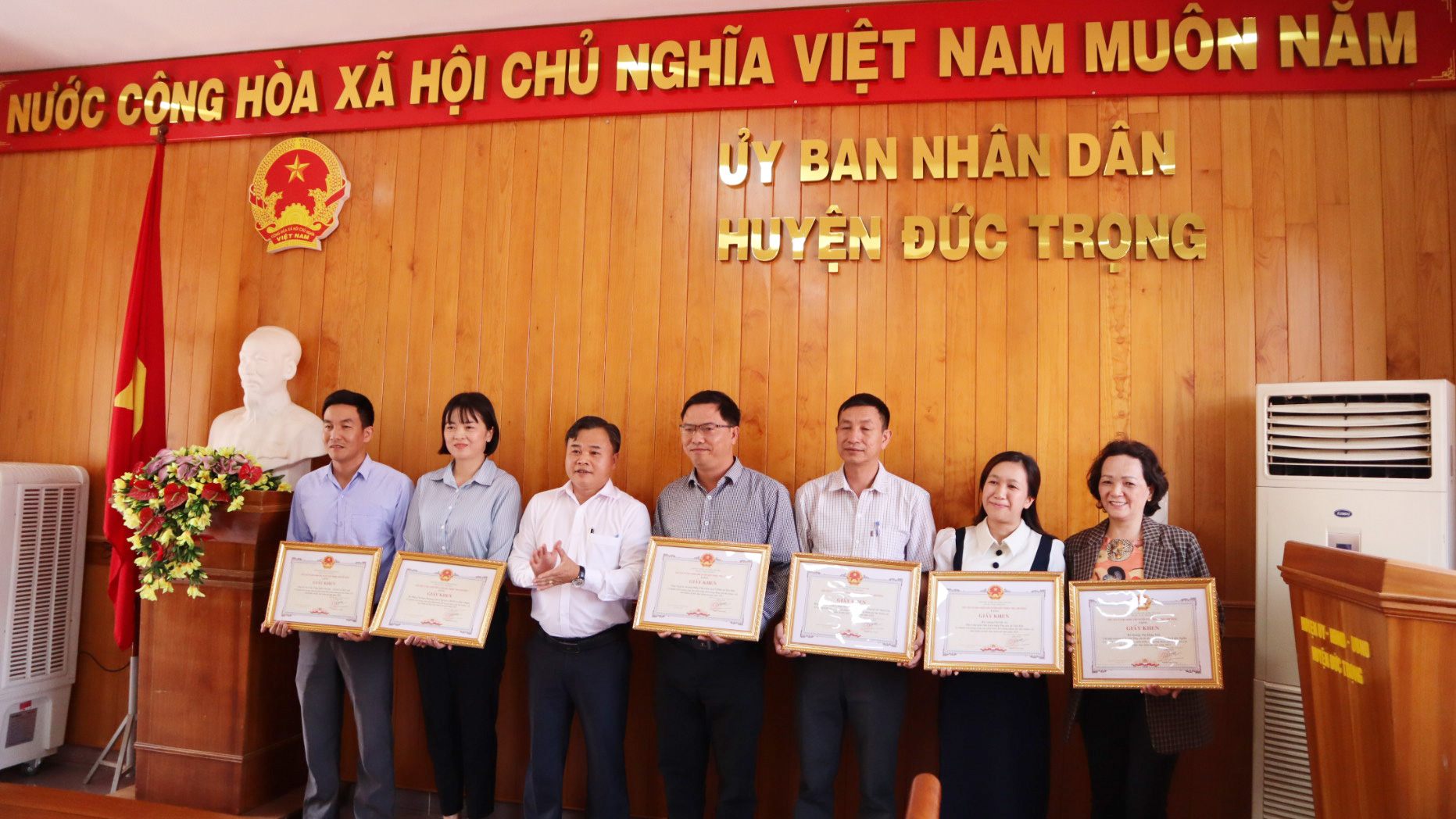 Đồng chí Lê Nguyên Hoàng - Phó Chủ tịch UBND huyện, trao Giấy khen cho các cá nhân đạt 
thành tích cao trong công tác tuyên truyền, vận động đối tượng tham gia BHYT, BHXH năm 2023