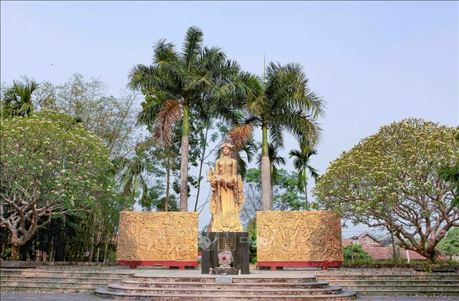 Di tích Noong Nhai nổi bật với bức tượng người phụ nữ Thái bế đứa con đã chết do bom đạn, thể hiện nỗi đau mất con của những người mẹ. Ảnh tư liệu