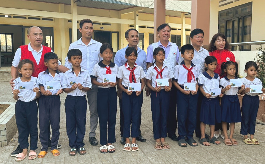 Trao học bổng cho các em học sinh có hoàn cảnh khó khăn tại xã Đạ Tồn (huyện Đạ Huoai)