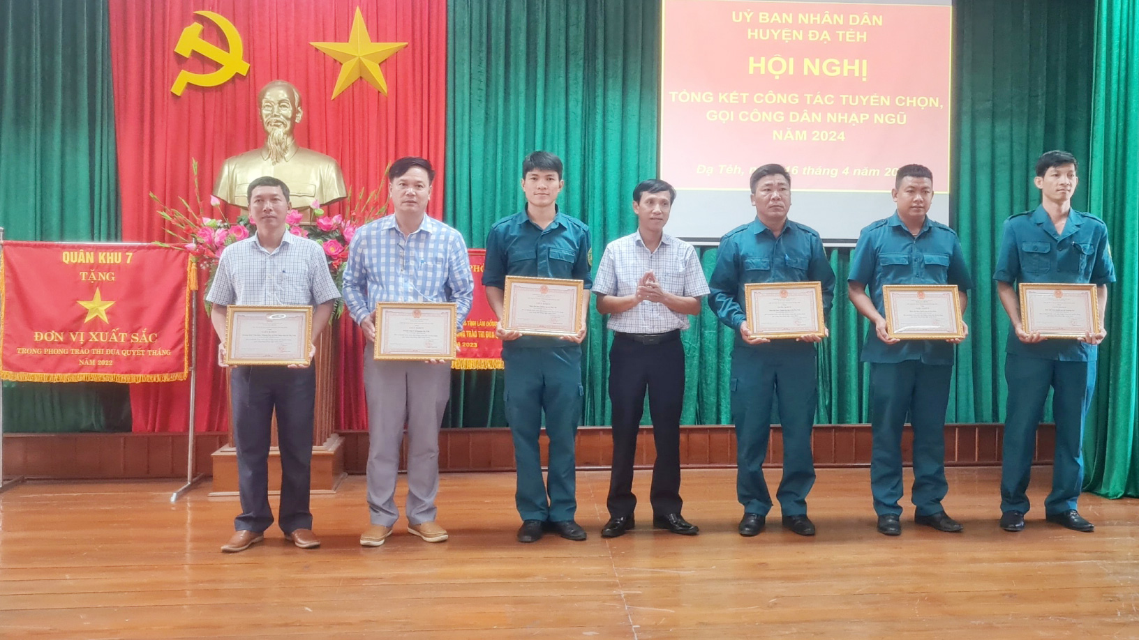 Đồng chí Nguyễn Mạnh Việt - Bí thư Huyện ủy Đạ Tẻh khen thưởng cho các tập thể cho thành tích trong công tác tuyển chọn, gọi công dân nhập ngũ năm 2024