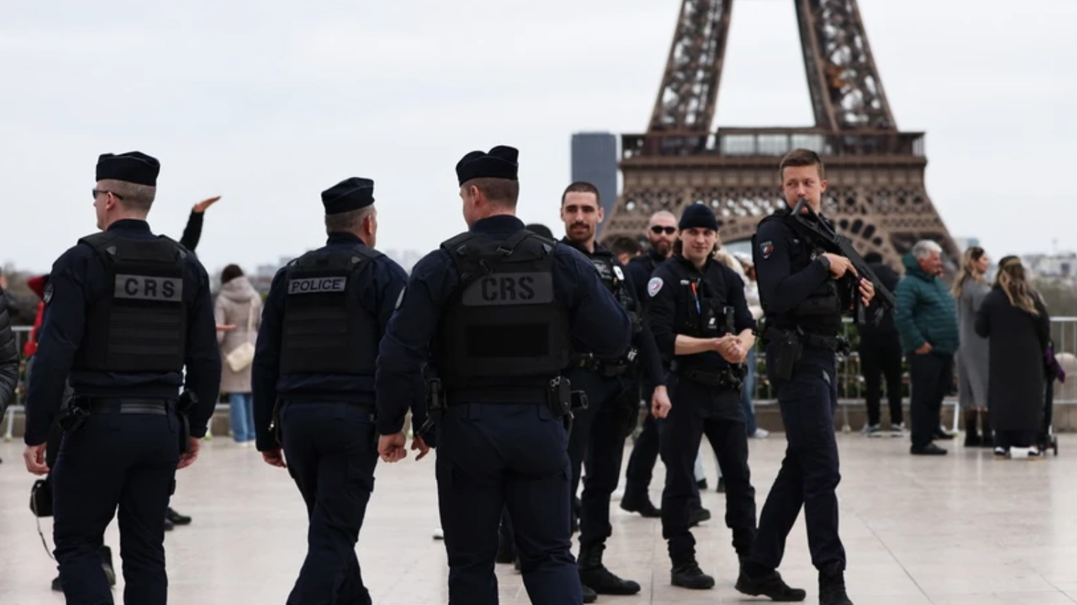 Cảnh sát Pháp tuần tra trên quảng trường Trocadero ở thủ đô Paris