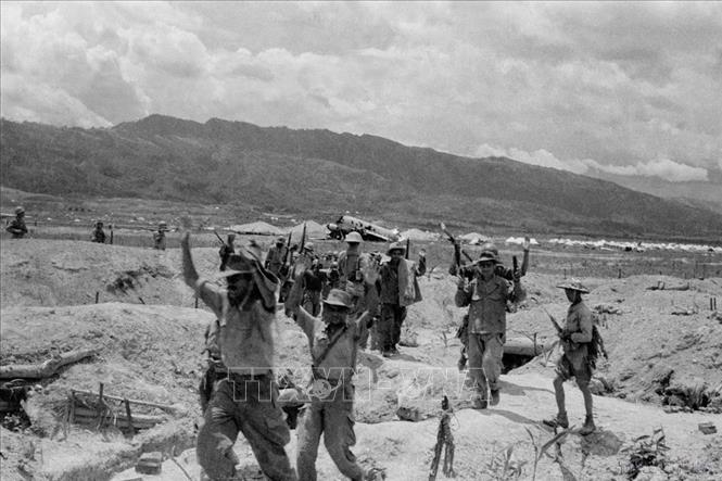 Ngày 22/4/1954, vị trí 206 bị quân đội ta tiêu diệt, quân địch còn sống sót giơ tay xin hàng. Ảnh: Tư liệu