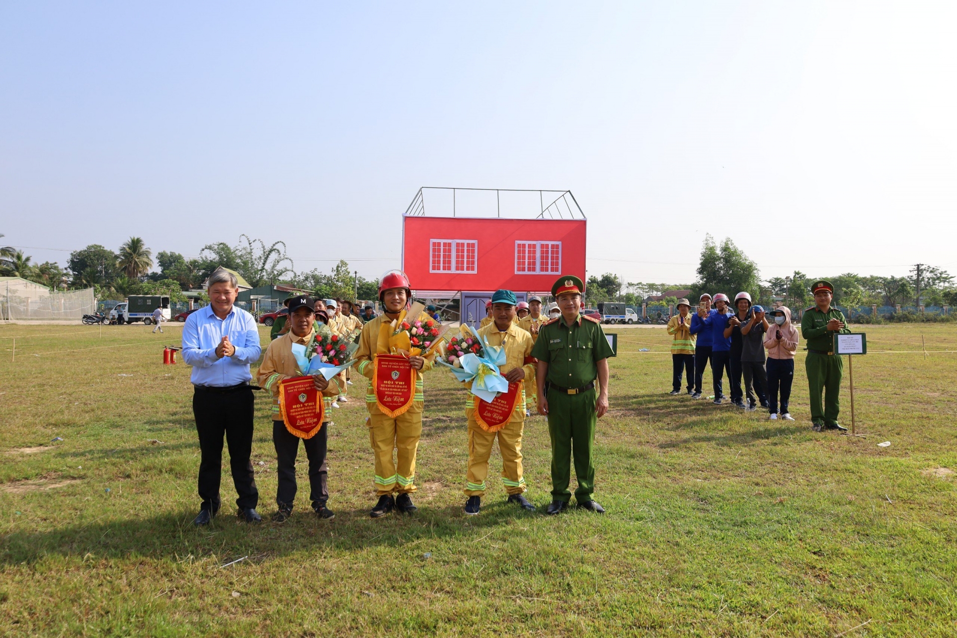 Ban Tổ chức trao cờ lưu niệm cho các đội tham gia hội thi tại vòng chung kết. 