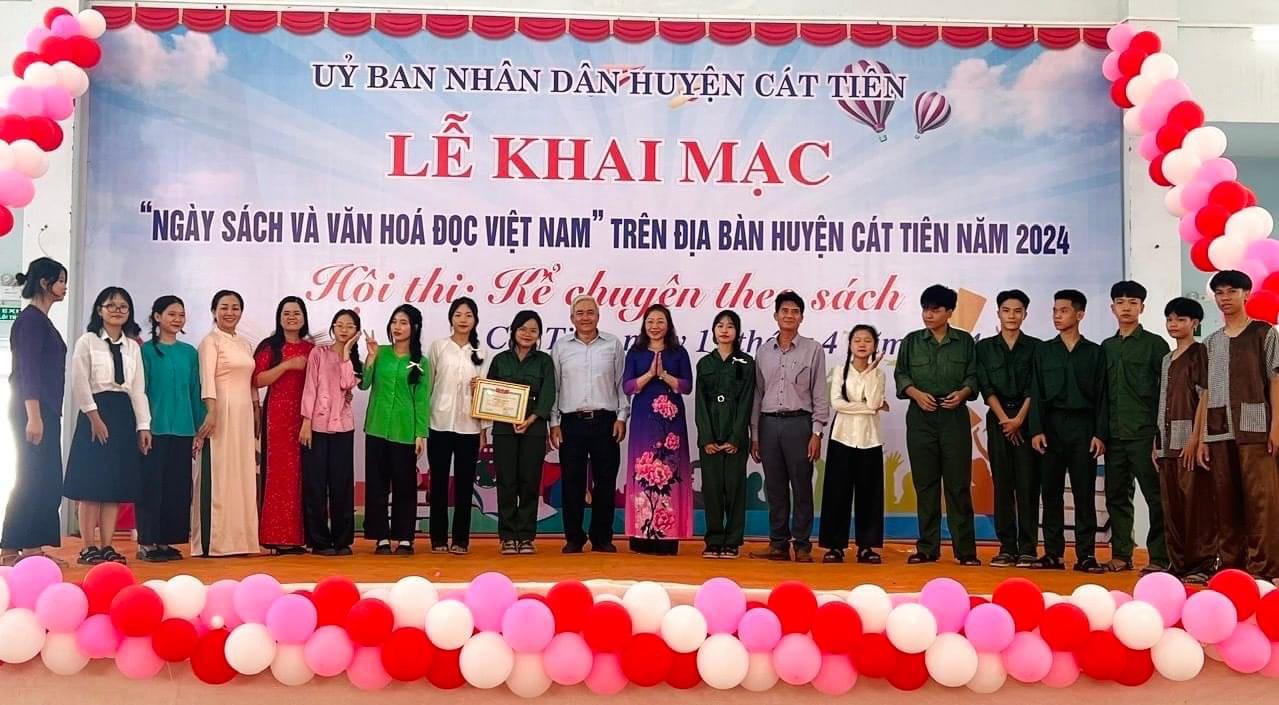 Ban Tổ chức trao giải Nhất cho Trường THCS Phước Cát. 