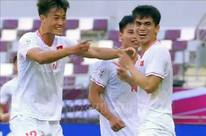 Niềm vui của các cầu thủ U23 Việt Nam sau khi Khuất Văn Khang (18) ghi siêu phẩm vào lưới U23 Malaysia