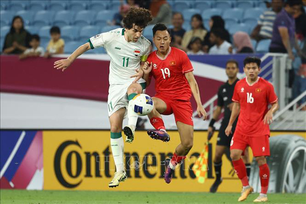 Pha tranh bóng giữa Nguyễn Thái Sơn (phải) với tiền vệ U23 Iraq Muntadher Maslookhi trong trận đấu