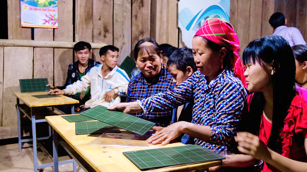 Bà con người dân tộc H’Mông ở ở Tiểu khu 179 (xã Liêng Srônh, huyện Đam Rông) tham gia lớp học xoá mù chữ