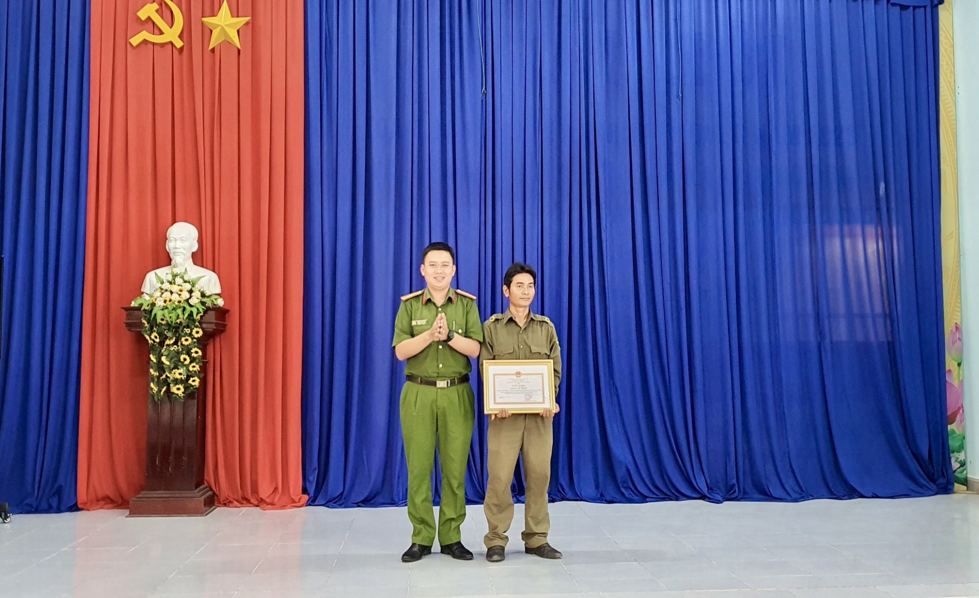Thiếu tá Đào Huy Dương - Trưởng Công an huyện trao Giấy khen của Giám đốc Công an tỉnh cho đồng chí K Xoàn