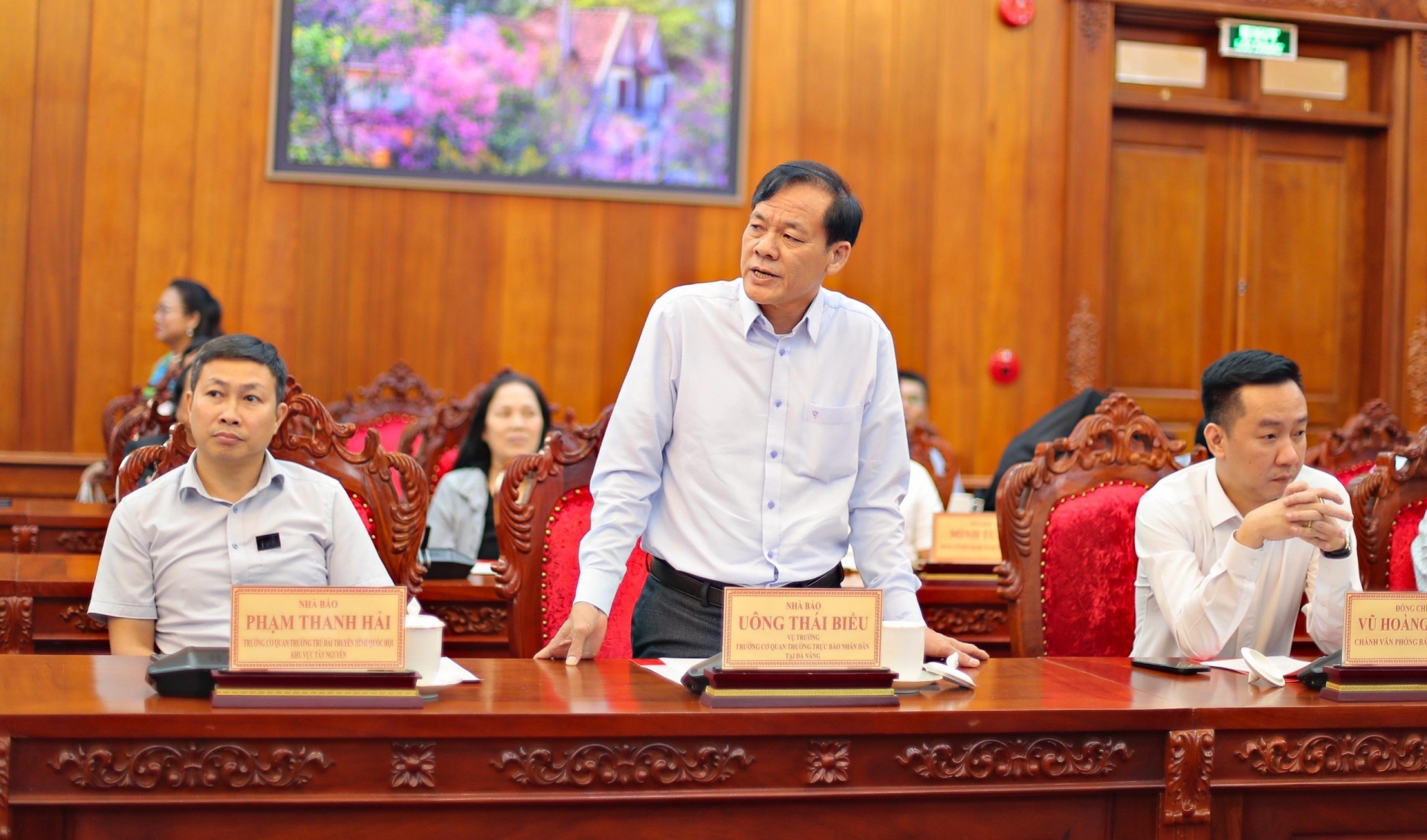 Nhà báo Uông Thái Biểu - Vụ trưởng, Trưởng cơ quan thường trực Báo Nhân Dân tại Đà Nẵng phát biểu ý kiến tại buổi làm việc