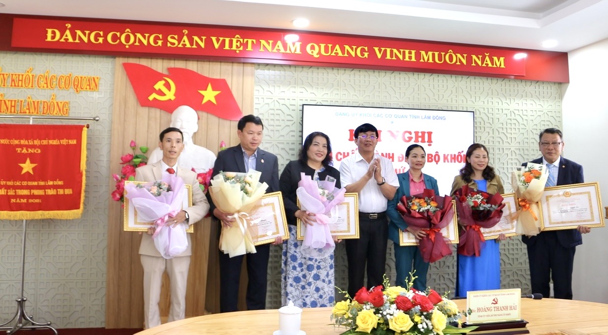 đồng chí Hoàng Thanh Hải - Bí thư Đảng ủy Khối các cơ quan tỉnh trao Bằng khen của Ban Thường vụ Tỉnh ủy Lâm Đồng cho 1 tổ chức Đảng và 7 đảng viên đạt tiêu chuẩn “Hoàn thành xuất sắc nhiệm vụ” tiêu biểu 5 năm liền