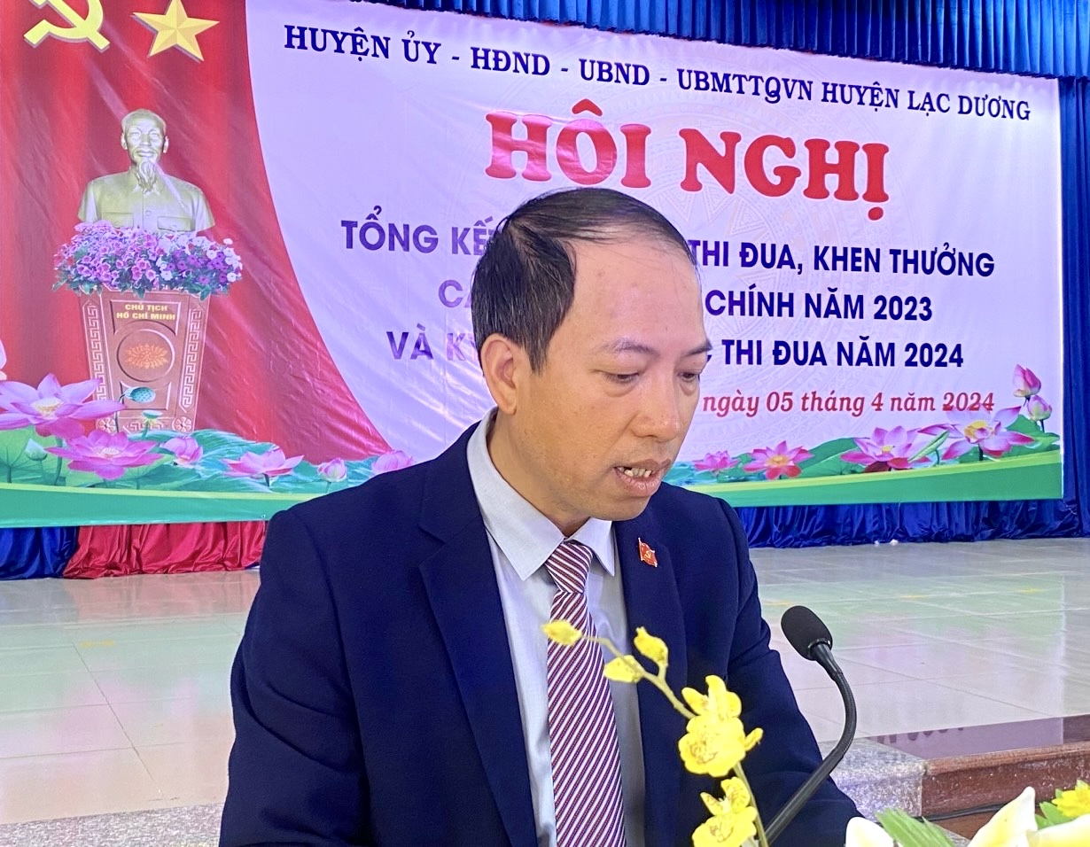 đồng chí: Sử Thanh Hoài - Bí thư Huyện ủy, Chủ tịch HĐND huyện; 