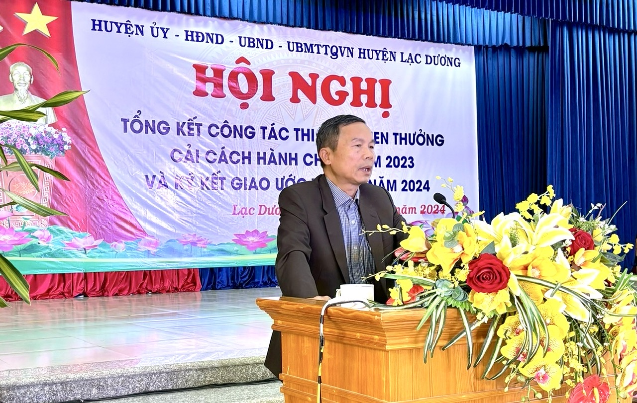 Đồng chí Đàm Minh Tuấn - Phó Giám đốc Sở Nội vụ, Trưởng Ban Thi đua - Khen thưởng tỉnh dự và chỉ đạo hội nghị.