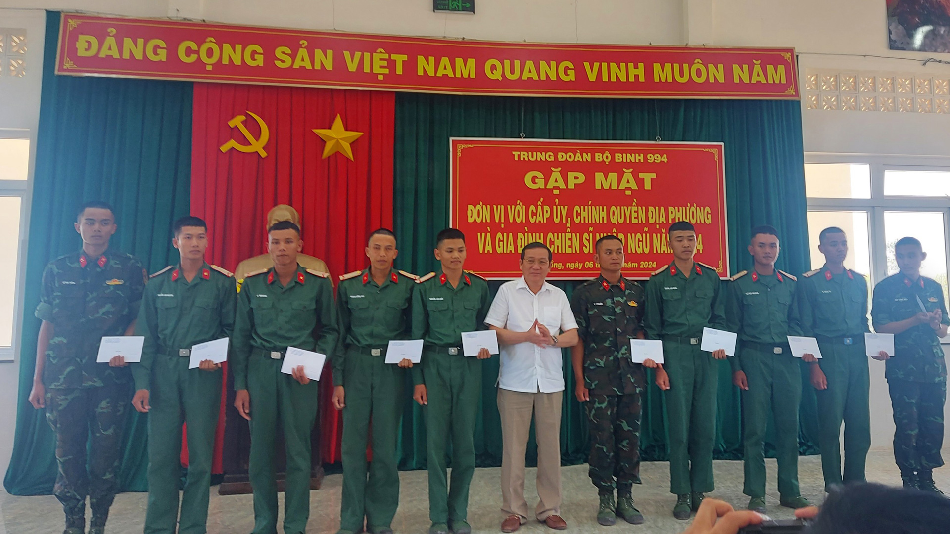 Lãnh đạo địa phương thăm hỏi CSM tại Trung đoàn Bộ binh 994
