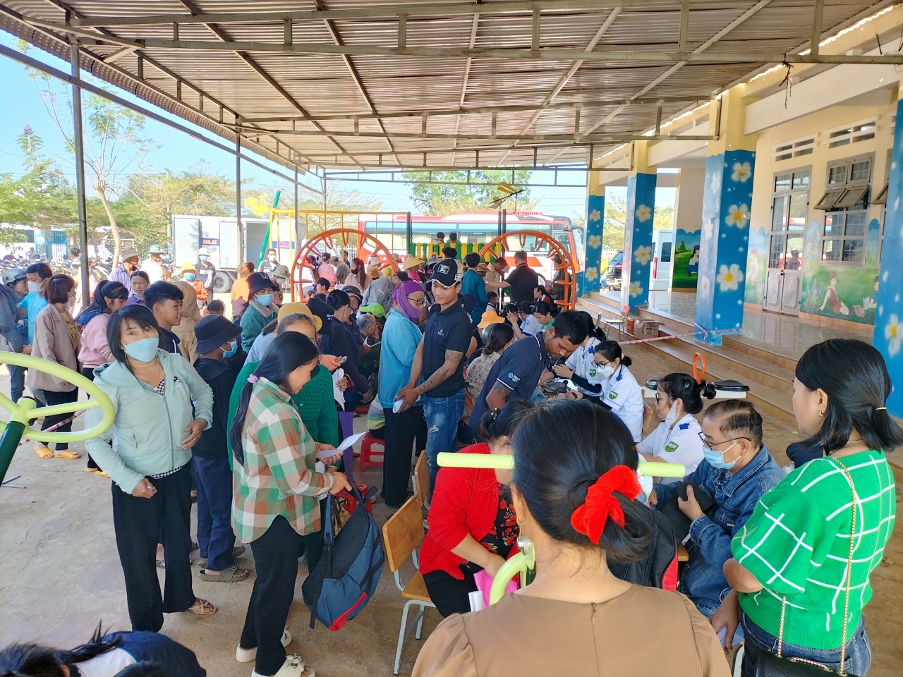 Khám bệnh và phát thuốc miễn phí cho 800 hộ dân khó khăn tại Lâm Hà