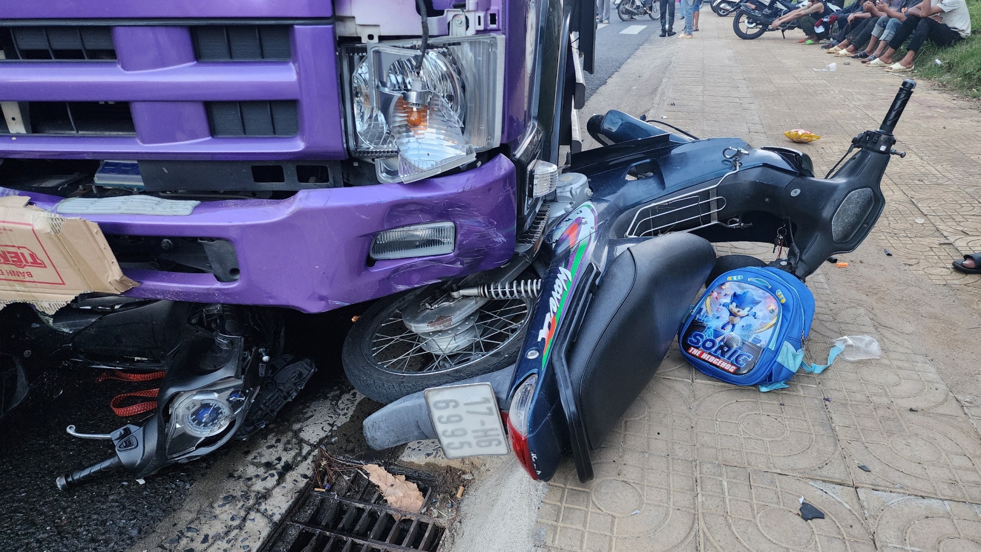 Tai nạn giữa ô tô và 2 xe máy tại Đà Lạt, 3 người nhập viện
