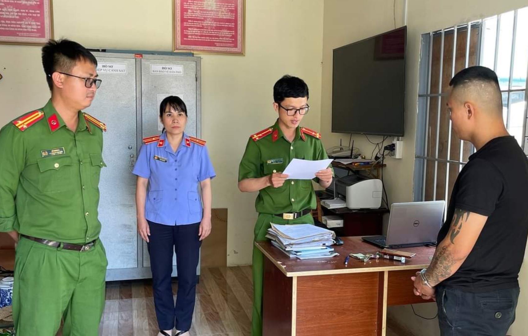 Cơ quan Cảnh sát điều tra đọc lệnh bắt tạm giam đối với bị can Nguyễn Vĩnh Phú 