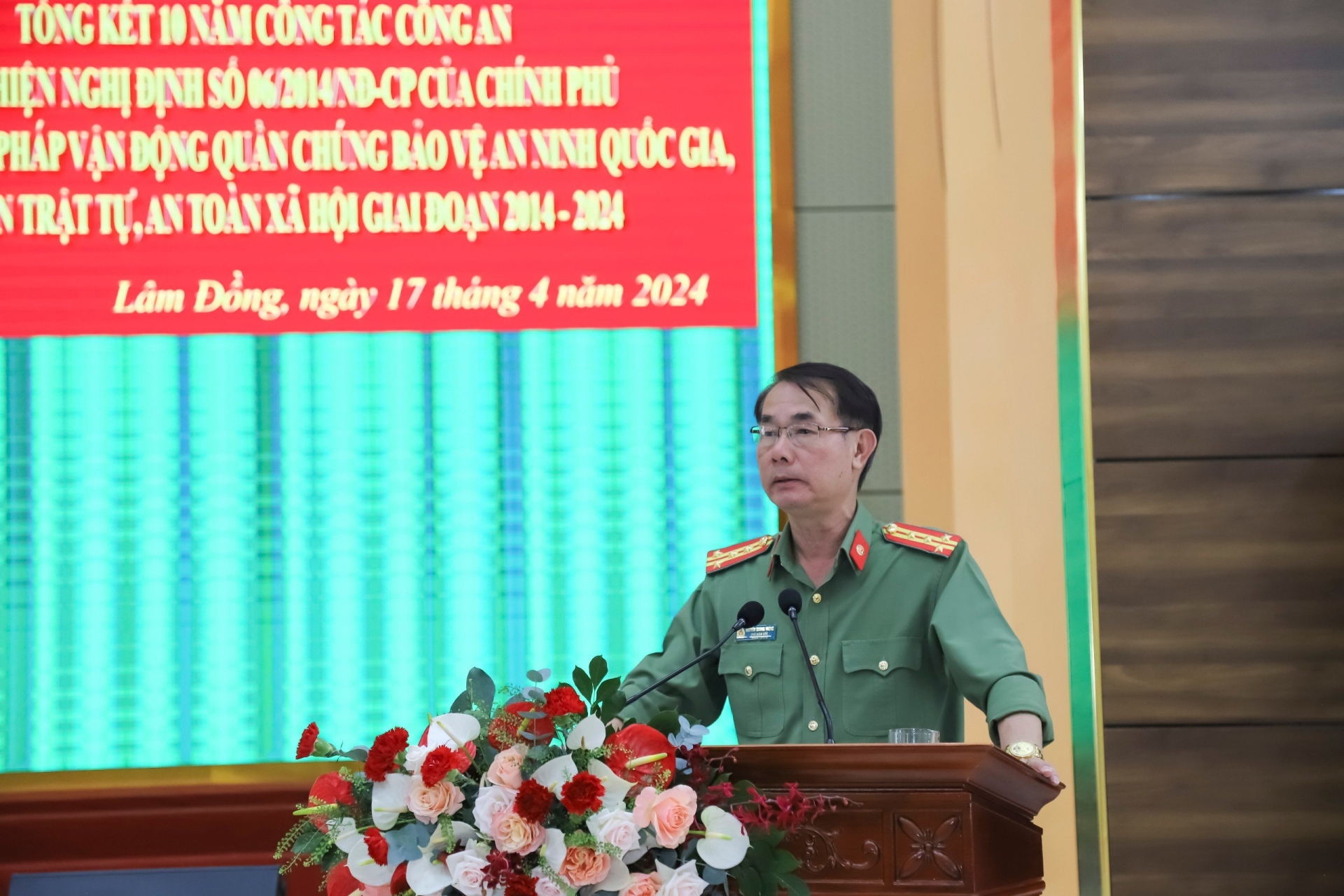 Đại tá Nguyễn Quang Thống - Phó Giám đốc Công an tỉnh hướng dẫn thảo luận tại hội nghị