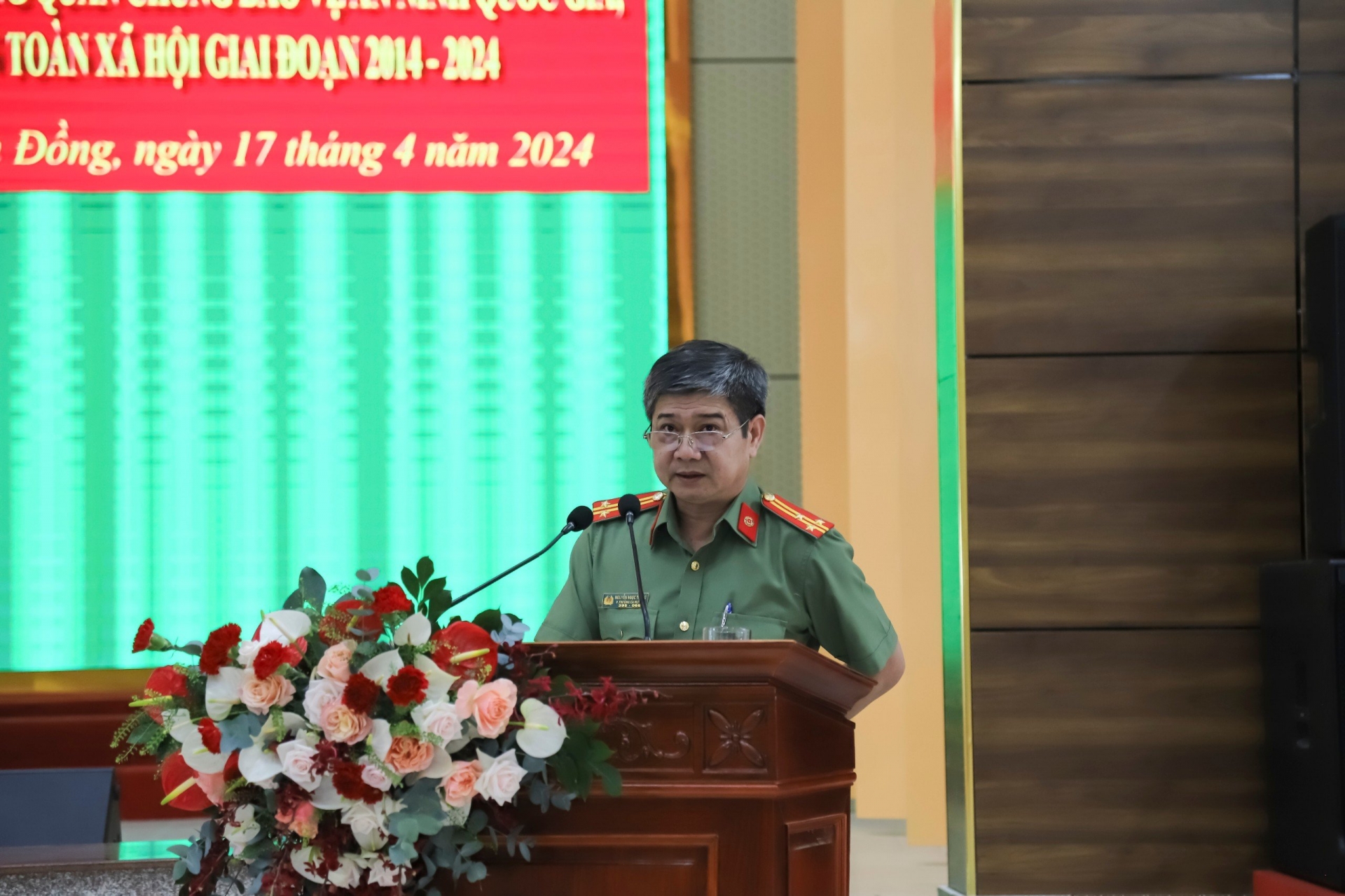 Đại tá Nguyễn Quang Thống - Phó Giám đốc Công an tỉnh hướng dẫn thảo luận tại hội nghị