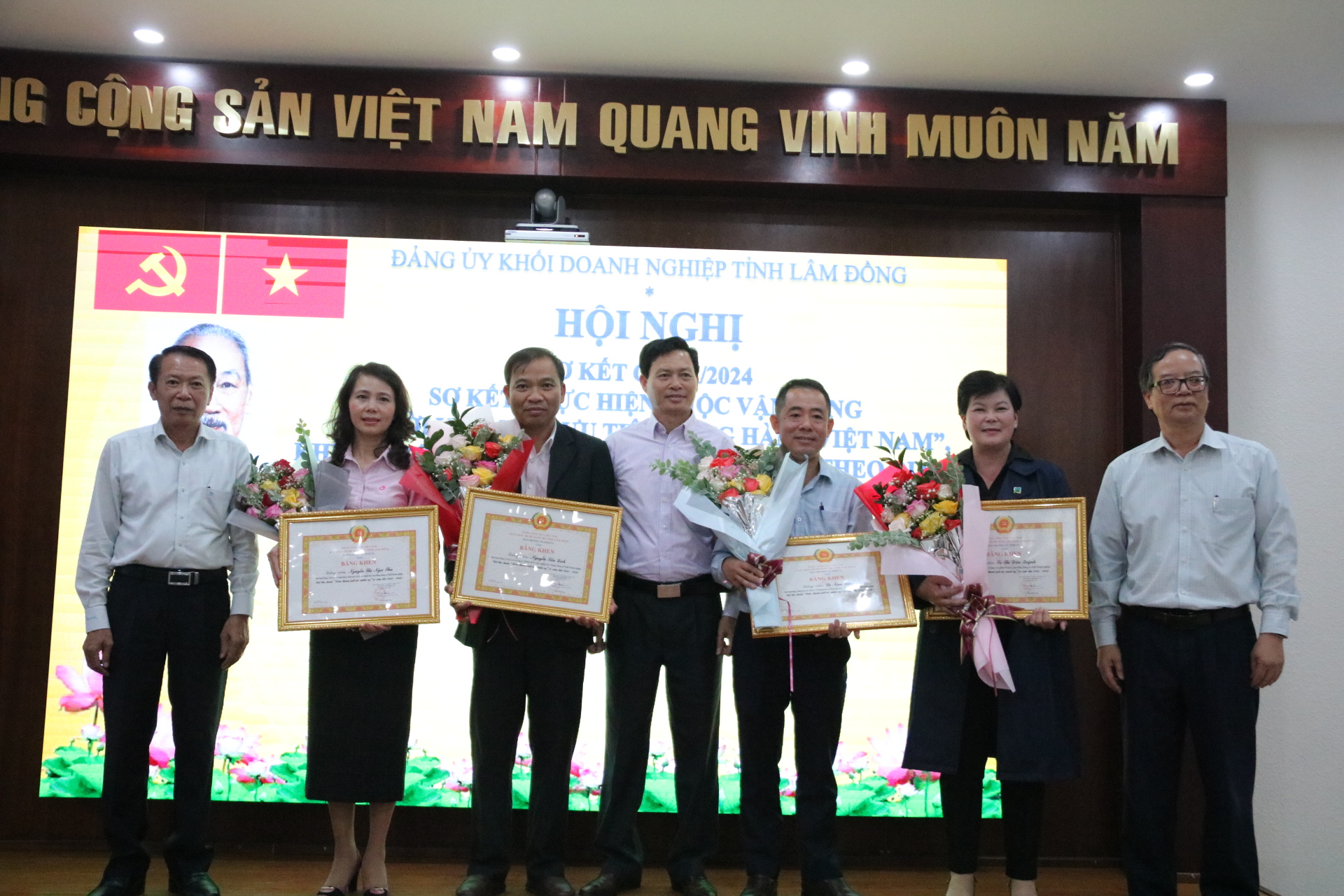 trao tặng bằng khen của Ban Thường vụ Tỉnh ủy cho 8 đảng viên đạt tiêu chuẩn “Hoàn thành xuất sắc nhiệm vụ” 5 năm liền từ 2019 – 2023. 