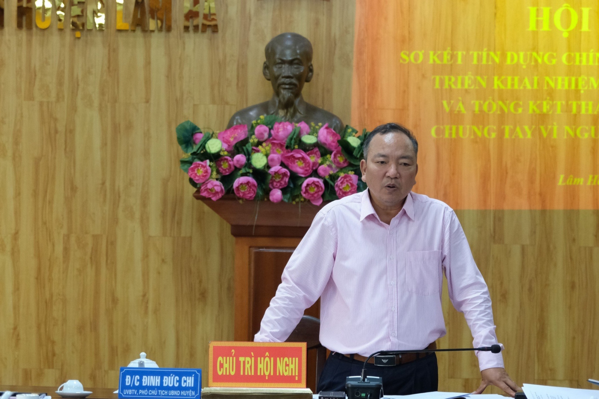 Đồng chí Đinh Đức Chí - Phó Chủ tịch UBND huyện Lâm Hà phát biểu tại hội nghị