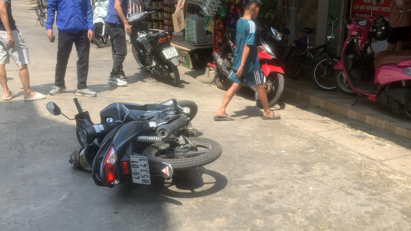 Công an thị trấn Đinh Văn phát hiện đối tượng L.V.B (69 tuổi, ngụ xã Tân Văn) đang điều khiển xe mô tô lưu thông trên đoạn đường bê tông thuộc Tổ dân phố Đồng Tâm (thị trấn Đinh Văn