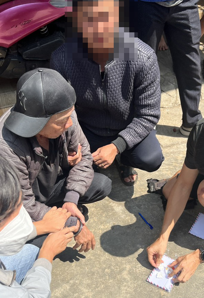 Kiểm tra dấu hiệu khả nghi 1 đối tượng lực lượng Công an huyện Lâm Hà phát hiện đối tượng tàng trữ 3 gói giấy bạc chứa ma tuý heroin