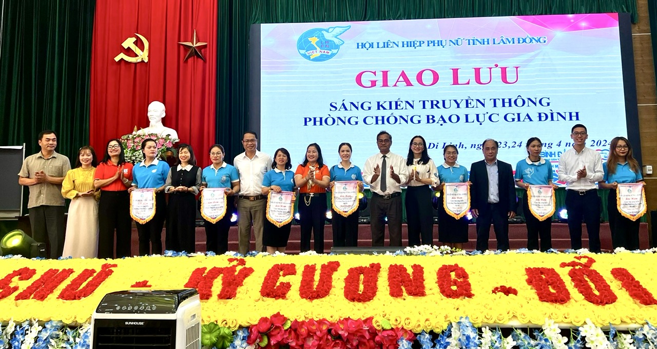 Lãnh đạo Hội LHPN tỉnh và huyện Di Linh tặng Cờ lưu niệm cho các đội tham gia giao lưu