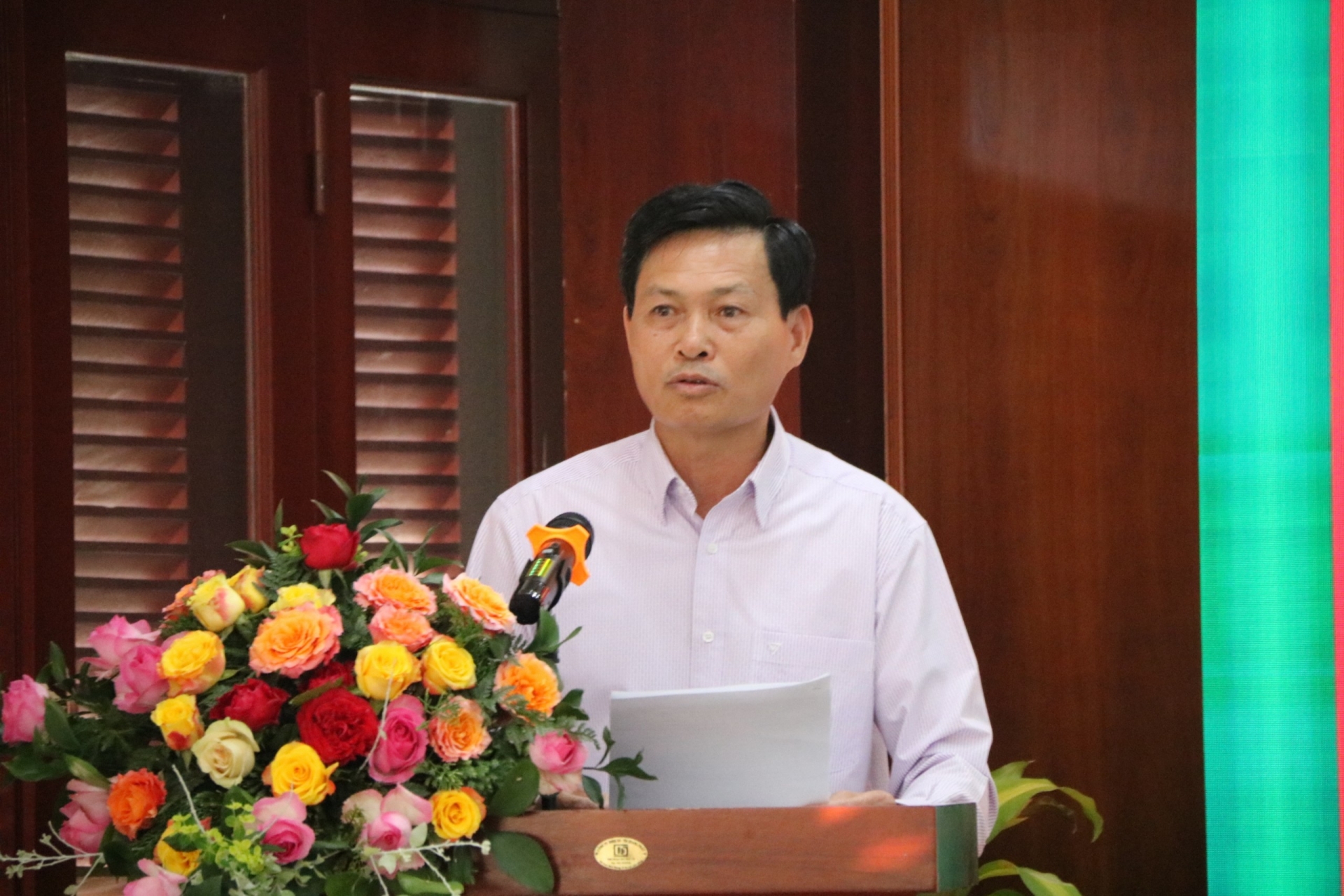 Đồng chí Hoàng Xuân Hường - Bí thư Đảng ủy Khối Doanh nghiệp báo cáo tại buổi làm việc
