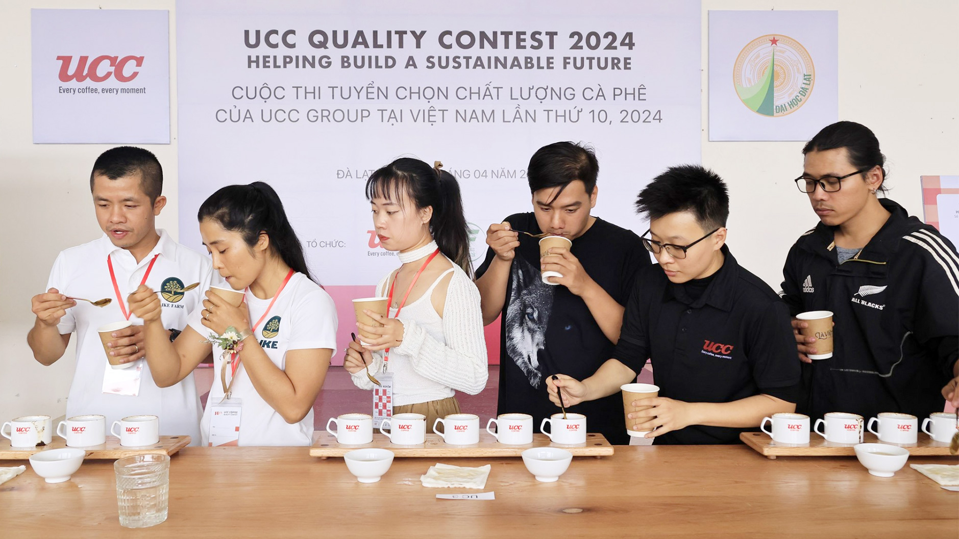 Khách hàng tham gia thử hương vị cà phê tại cuộc thi